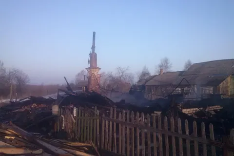 В Ярославской области полицейские спасли из горящего дома двух мужчин и ребенка