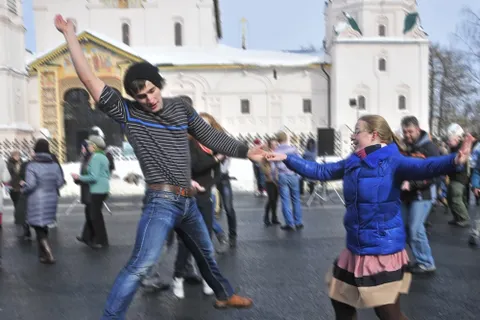 В Ярославле на Советской площади станцевали буги-вуги. Фоторепортаж