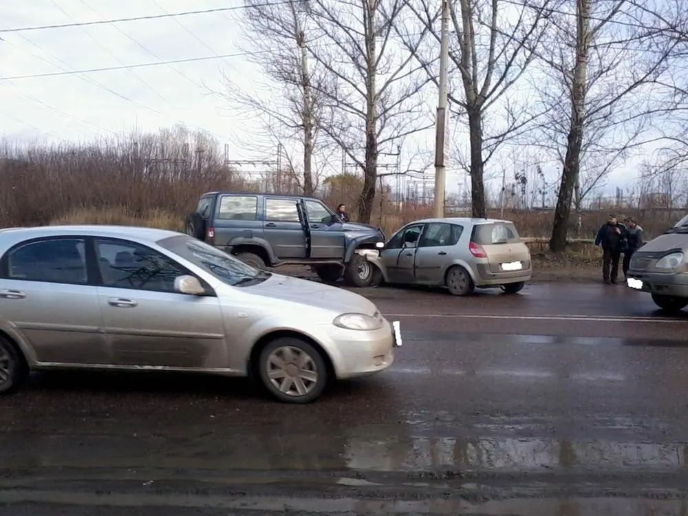 В Ярославле дорогу не поделили УАЗ и Рено