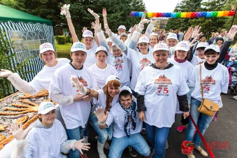 В Рыбинске Ярославской области испекли гигантский пирог. Фоторепортаж