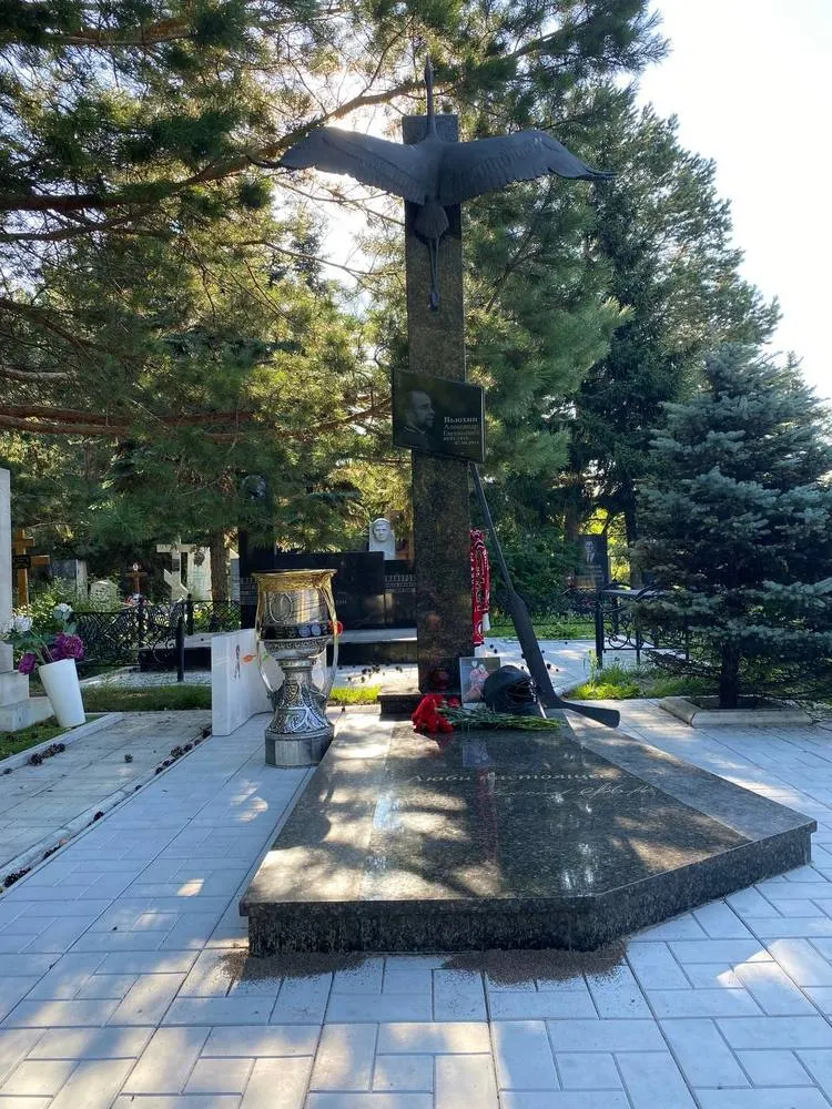 Кубок Гагарина привезли на могилу погибшего вратаря «Локомотива»
