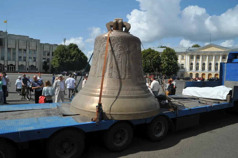 В Ярославль транзитом прибыл колокол - благовест