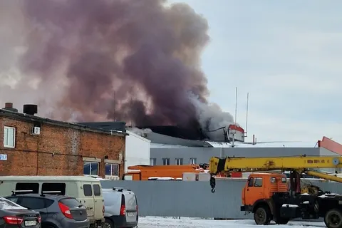 В Ярославле горит цех с картоном