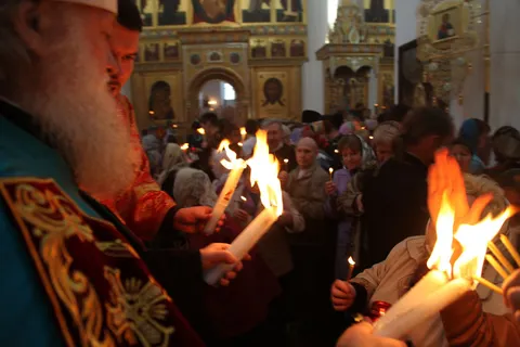 Благодатный огонь из Успенского собора горит во всех храмах Ярославской епархии (с фото)