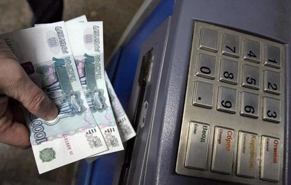 В Ярославле сотрудница перевела «директору» магазина 30 тысяч рублей
