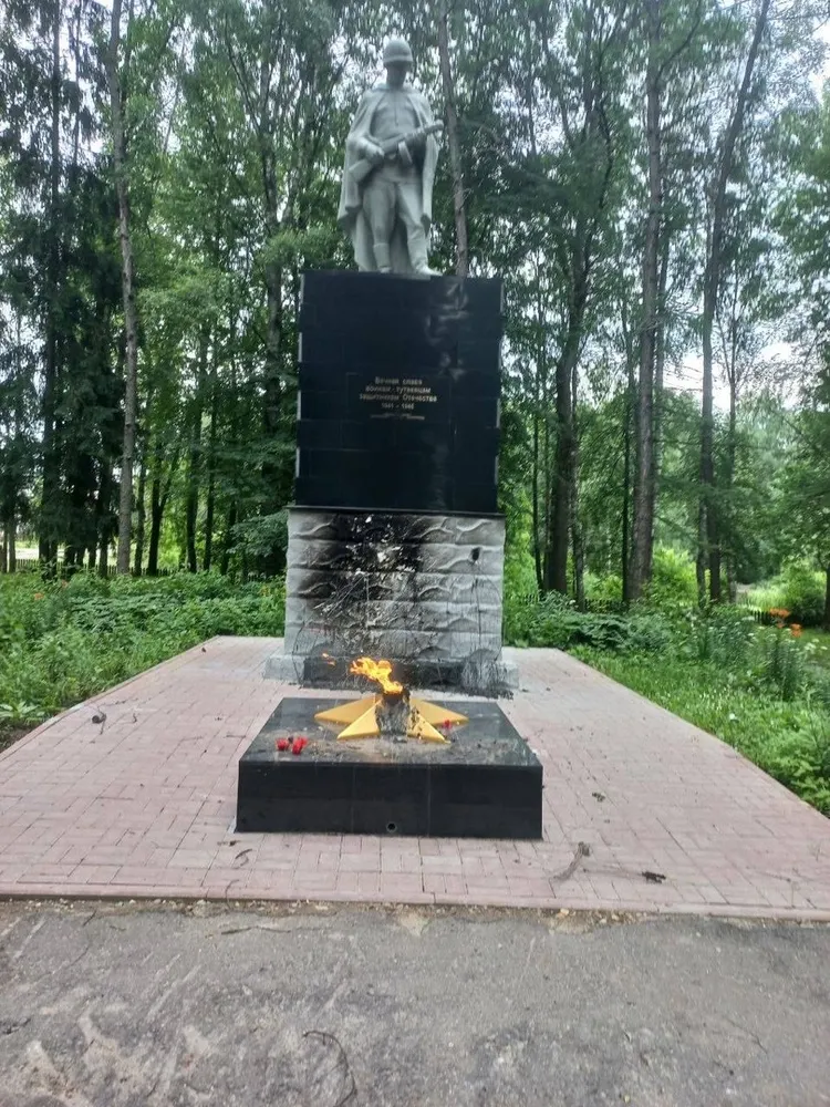 В Ярославской области вандалы подожгли памятник Победы
