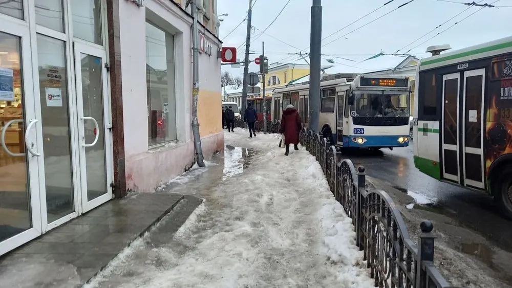 Мэр Ярославля поручил обратить внимание на обледеневшие тротуары