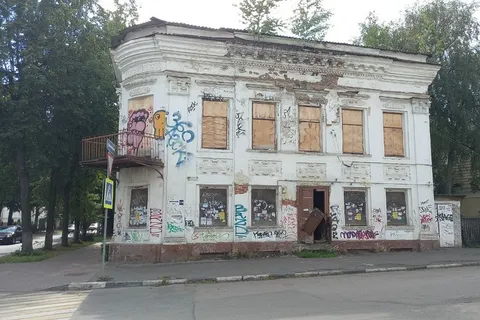 «Внутренности нараспашку»: в центре Ярославля разрушается старинное здание  
