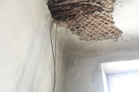 Люди боятся за жизнь детей: в Ярославле разваливается жилой дом