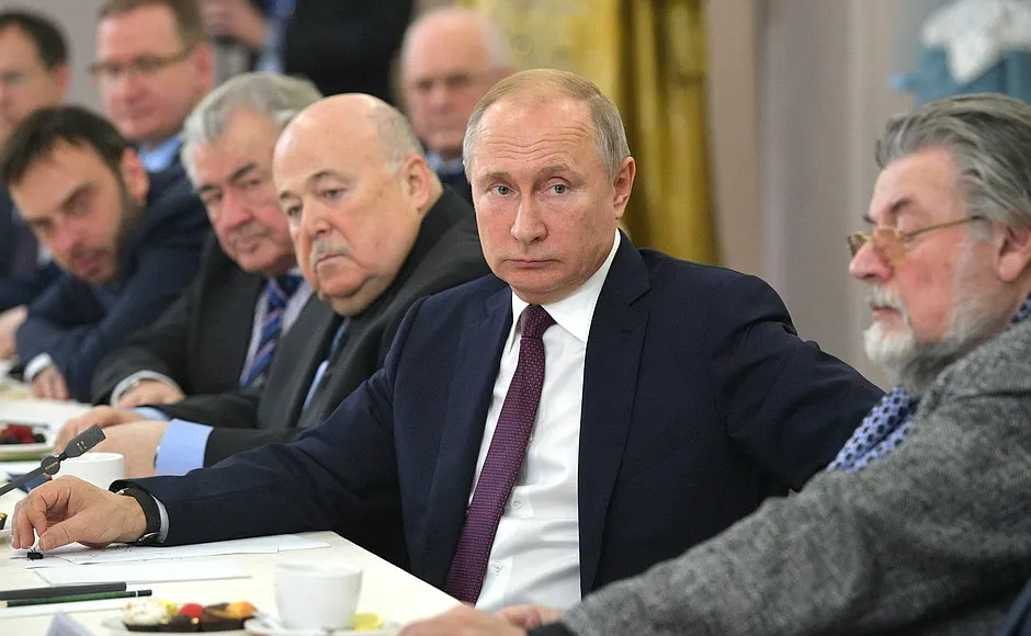 Фотогалерея: Путин встретился с актерами в Ярославле