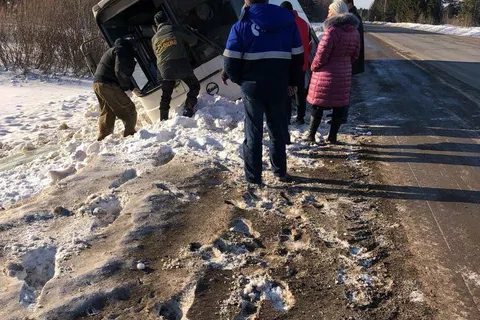 На трассе Ярославль – Гаврилов-Ям пассажирский автобус съехал в кювет