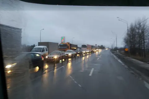 «Висел бедняга на тросах»: утро понедельника Ярославль встретил в пробках