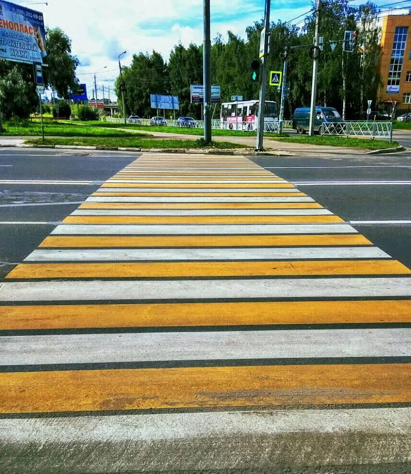 В Ярославле пешеходный переход ведет в столб