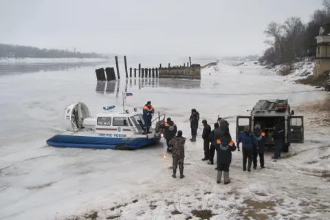 В Ярославле автомобиль провалился под лед - погиб один человек