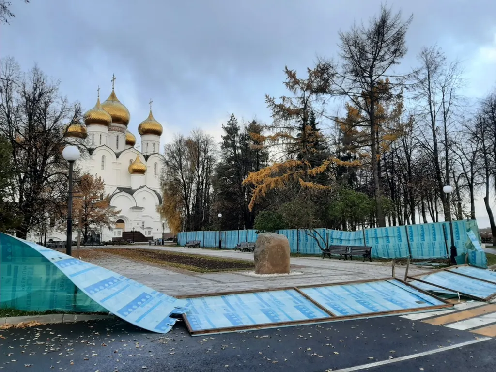 В Ярославле упал строительный забор у Успенского собора