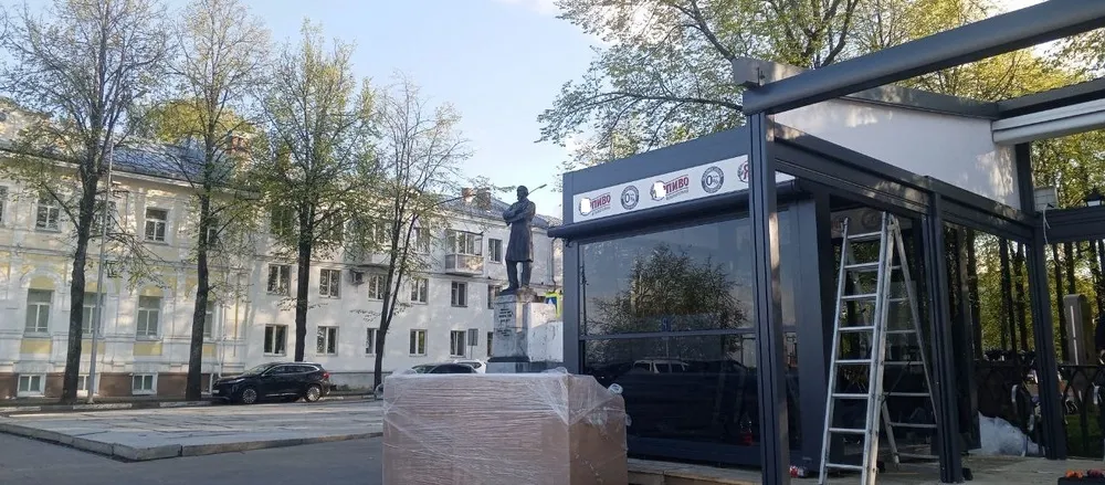 В Ярославле демонтируют пивной павильон у памятника Некрасову