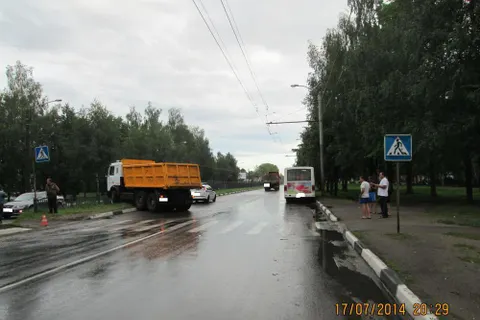 Жительница Ярославля попала под колеса грузовика при переходе улицы