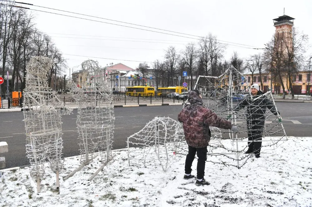 На ярославских улицах появляются первые новогодние украшения