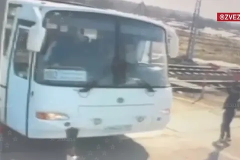 Появилось видео перед столкновением поезда и автобуса под Переславлем