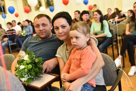 В Ярославле молодым семьям вручили сертификаты на получение жилья