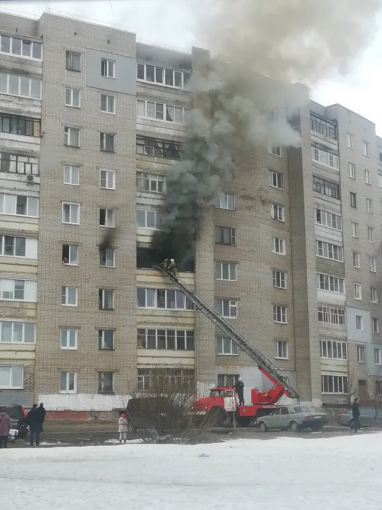 В Ярославле горит квартира в многоэтажном жилом доме