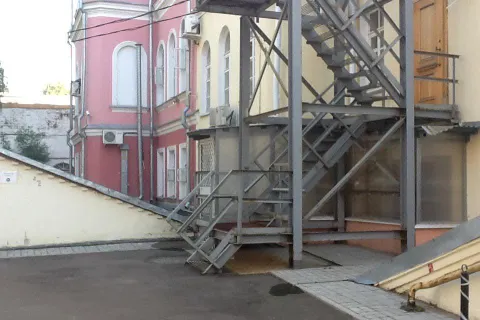 Мэра Ярославля доставят в здание Кировского суда через специальный вход