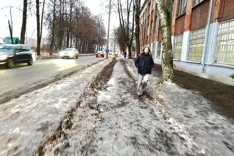 Ярославцы просят отремонтировать заполненный грязью и разбитый тротуар