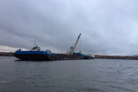 В Ярославской области две баржи и толкач сели на мель