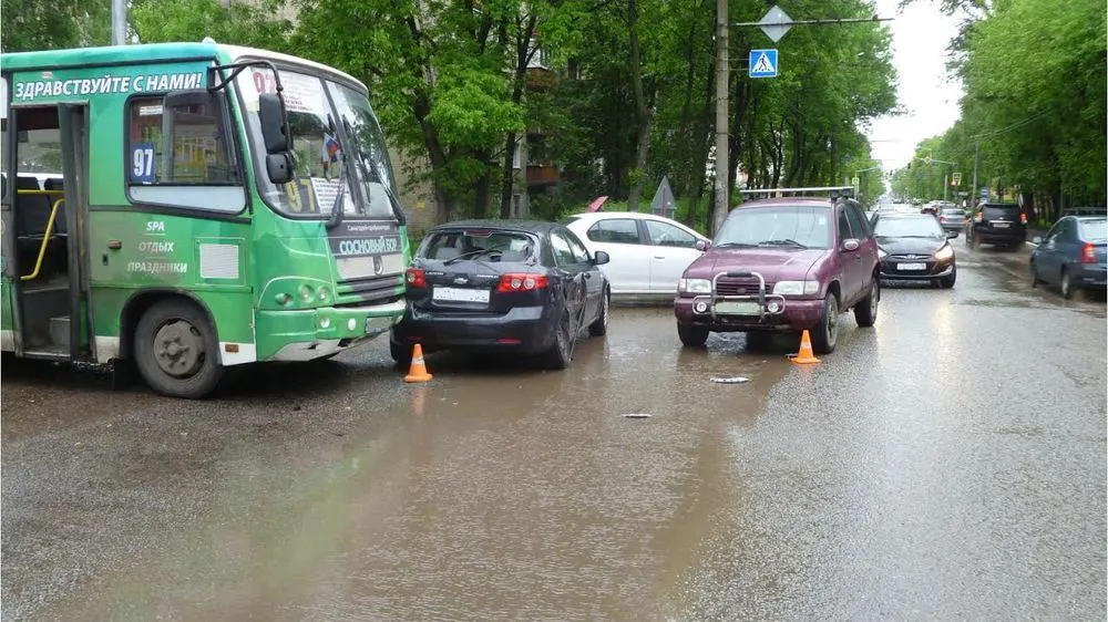 В Ярославле «Шевроле» столкнулся с «Киа» и отлетел на автобус