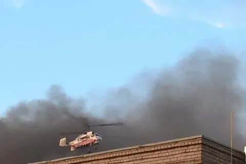 Для тушений пожара в Ярославле  привлечен вертолет Ка-32 МЧС России: фото