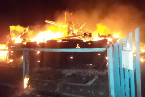 В Ярославской области дотла сгорели дом и баня