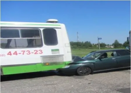 В Ярославской области «десятка» въехала под автобус
