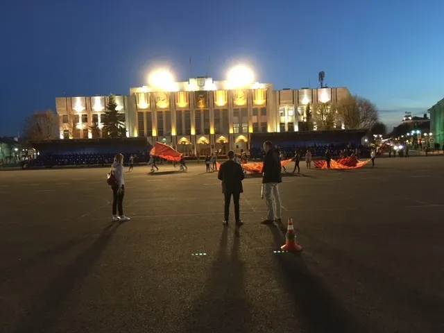 Ярославль, Советская площадь: витязи и девушки с красными полотнищам