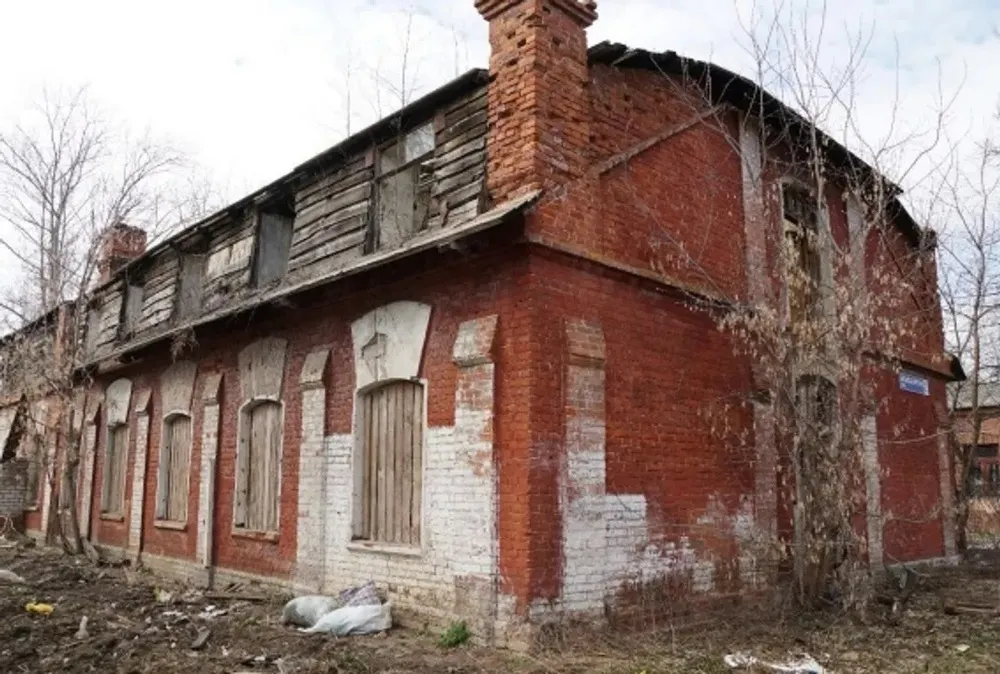 Историческую конюшню в Норском продадут за 1 рубль
