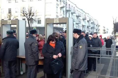 Ярославль ждет начала митинга в поддержку братского украинского народа. С фото