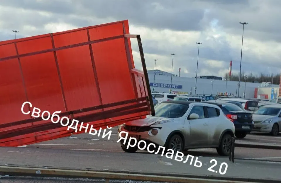 Снесенная ветром остановка ударила по автомобилю в Ярославле