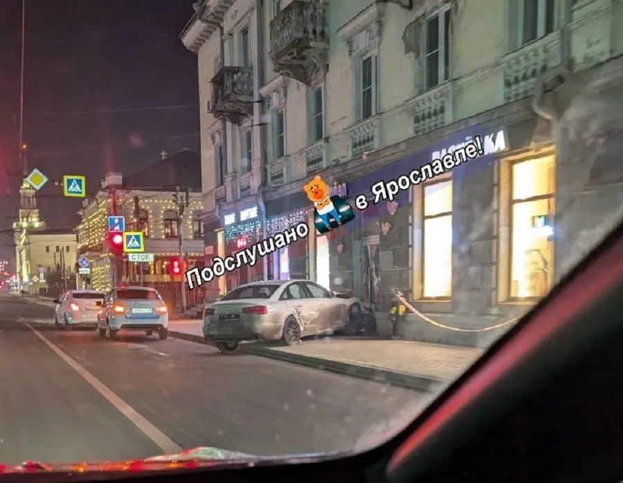 В центре Ярославля легковушка врезалась в магазин