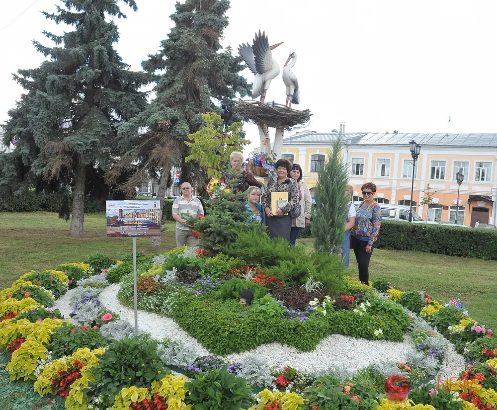 В Ярославле прошла презентация цветочных композиций «Ярославль многоликий», расположенных возле часовни Александра Невского. Фоторепортаж