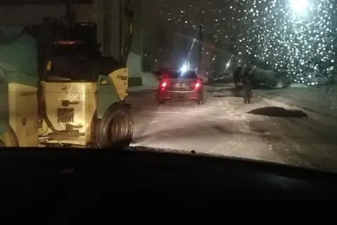 В Ярославле укладывают асфальт в снег