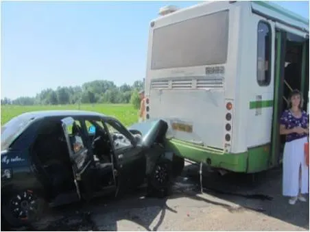 В Ярославской области «десятка» въехала под автобус