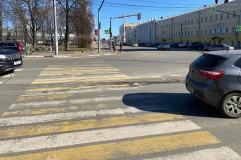 В Ярославле автокран оборвал троллейбусные провода