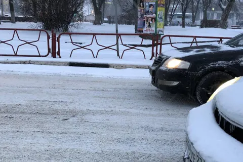 Ярославль завалило снегом: машины ползут по нечищеным дорогам. Видео