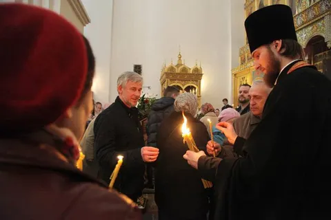 Благодатный огонь в Ярославле раздавали при большом стечении народа