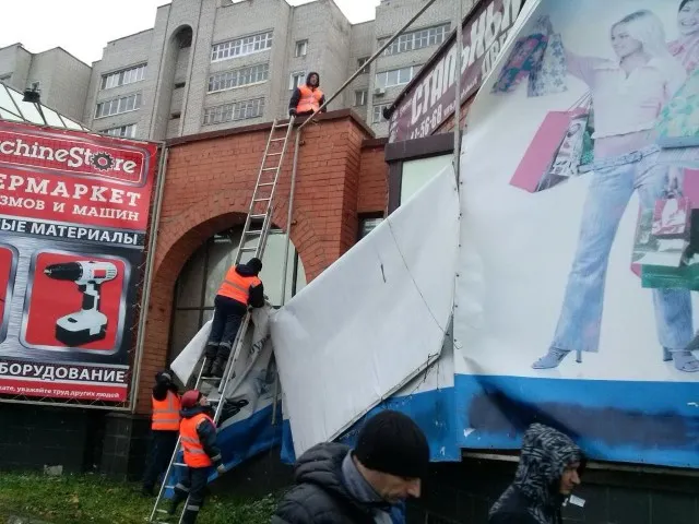 Незаконную рекламу убирают на Московском проспекте