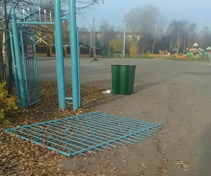 В Ярославской области на ребенка упали металлические ворота