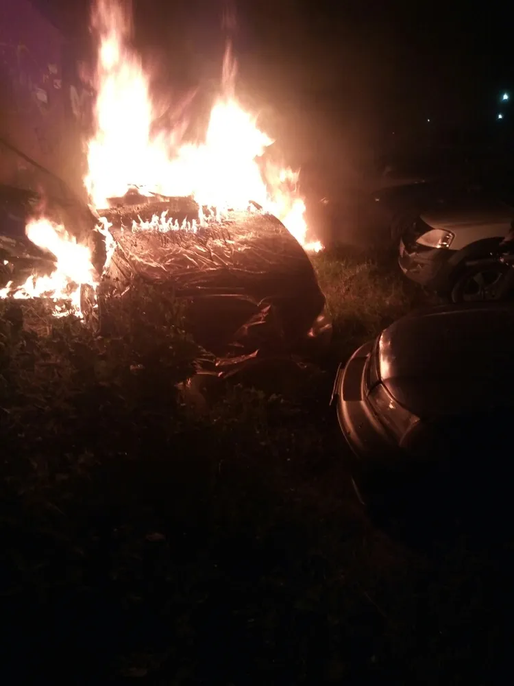 В Заволжском районе Ярославля продолжают гореть автомобили