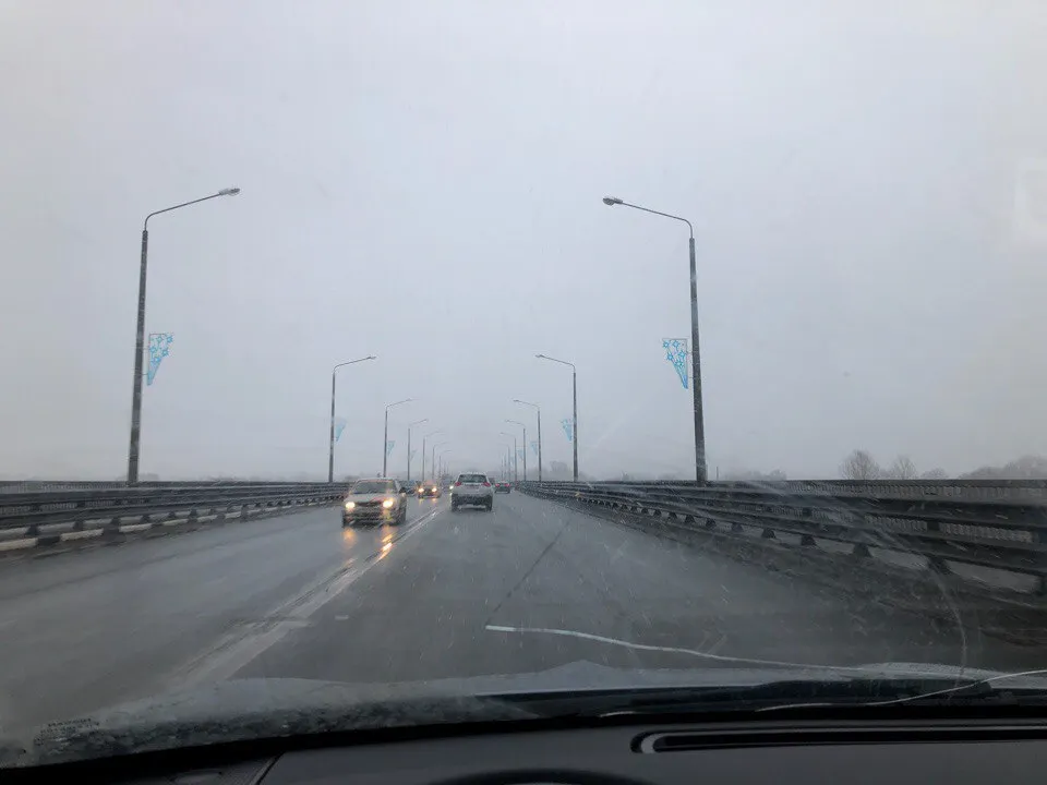 В Ярославле очень скромно украсили Октябрьский мост