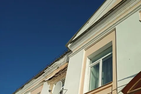В Ярославле осыпается фасад школы №35