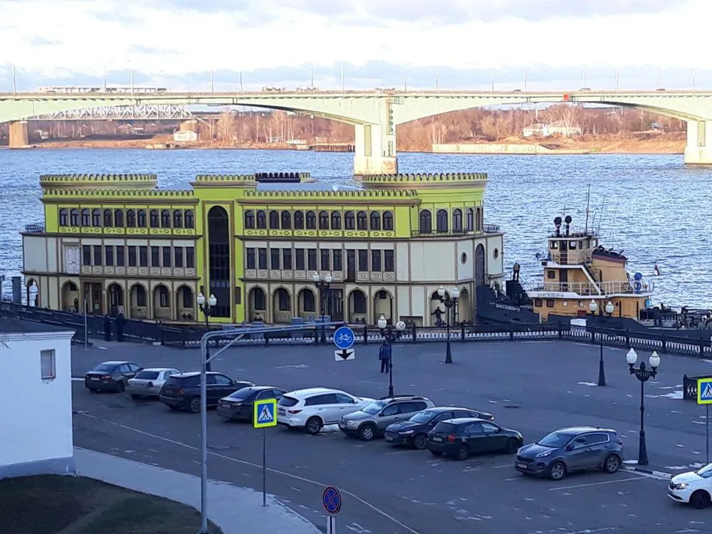 К ярославской набережной пришвартовался ресторан-«замок»