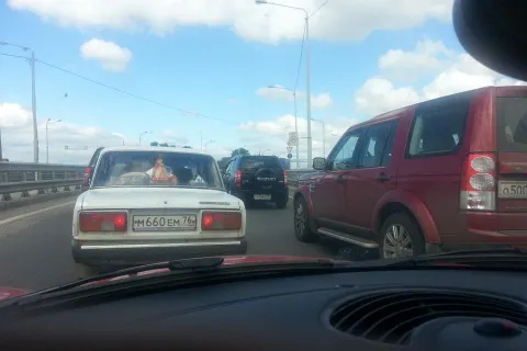 На Юбилейном мосту в Ярославле было затруднено движение в обе стороны